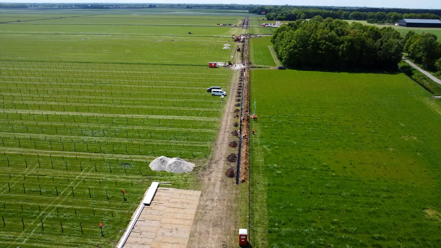 La posa dei cavidotti attraverso il campo, giugno 2025