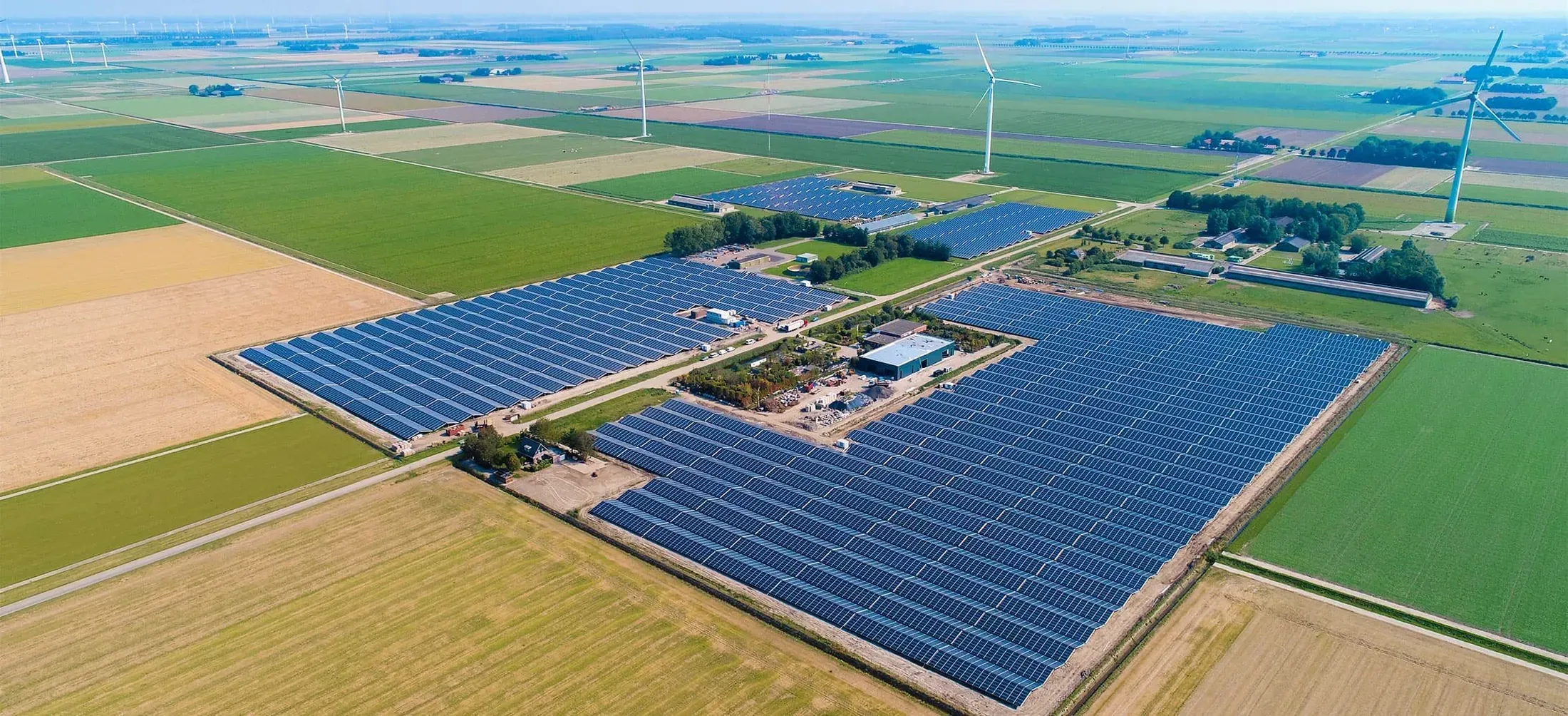 Vista aerea del parco solare di Lelystad nel polder di Flevoland