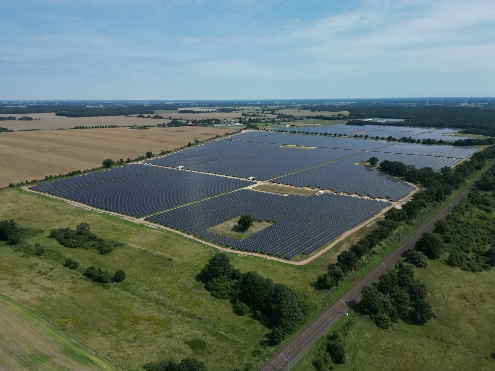 Il parco solare di Schönermark inserito nel paesaggio agricolo del Brandeburgo